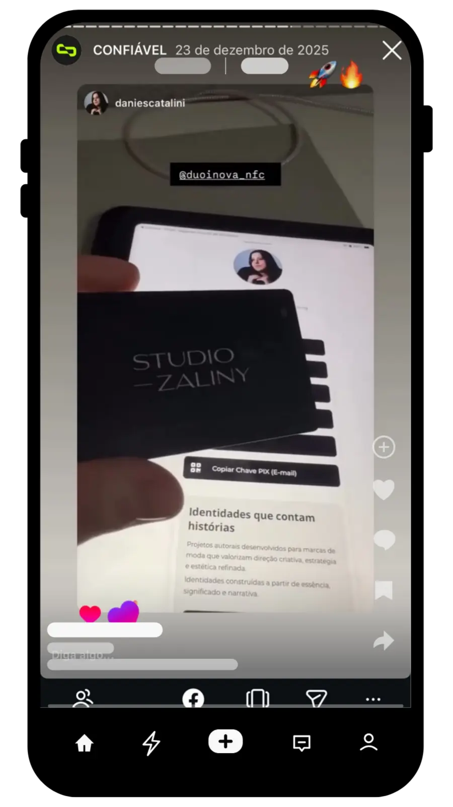 Cartão NFC preto personalizado do Studio Zaliny abrindo perfil digital