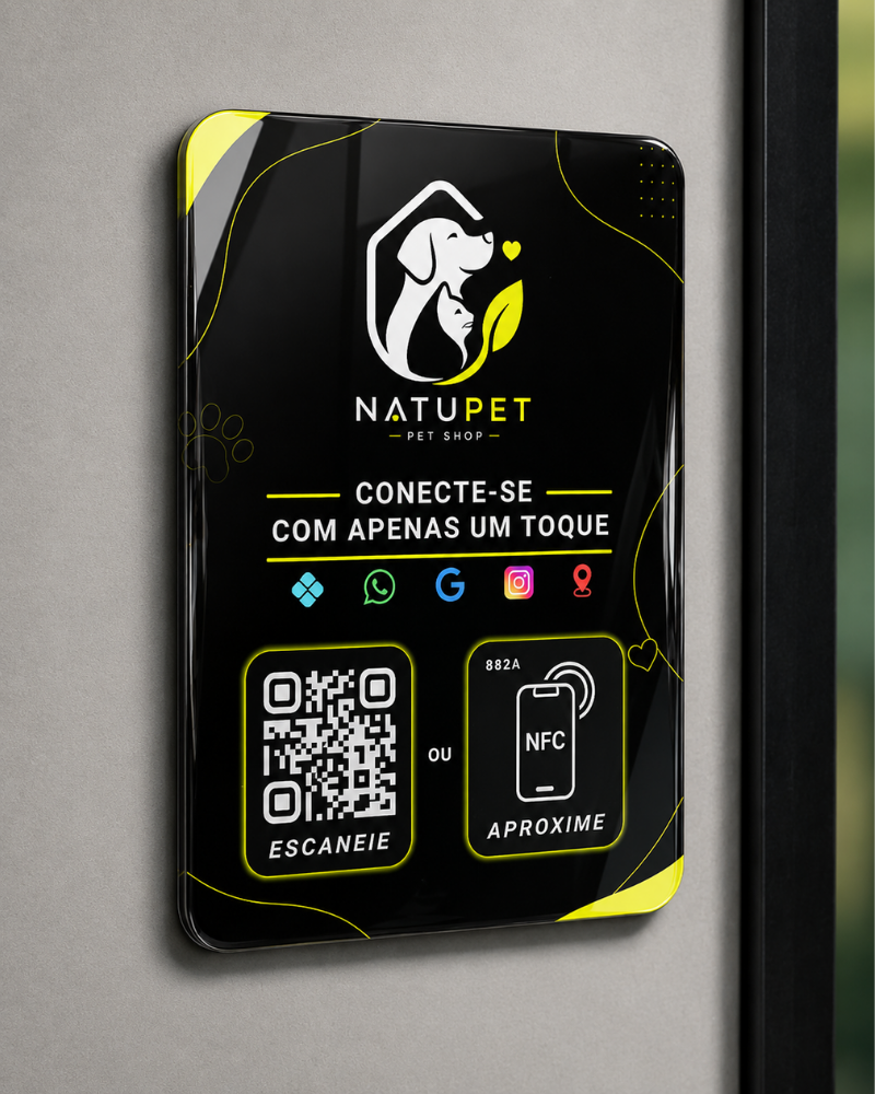 Display Board NFC fixado em parede com logo de pet shop, QR Code e etiqueta de aproximação