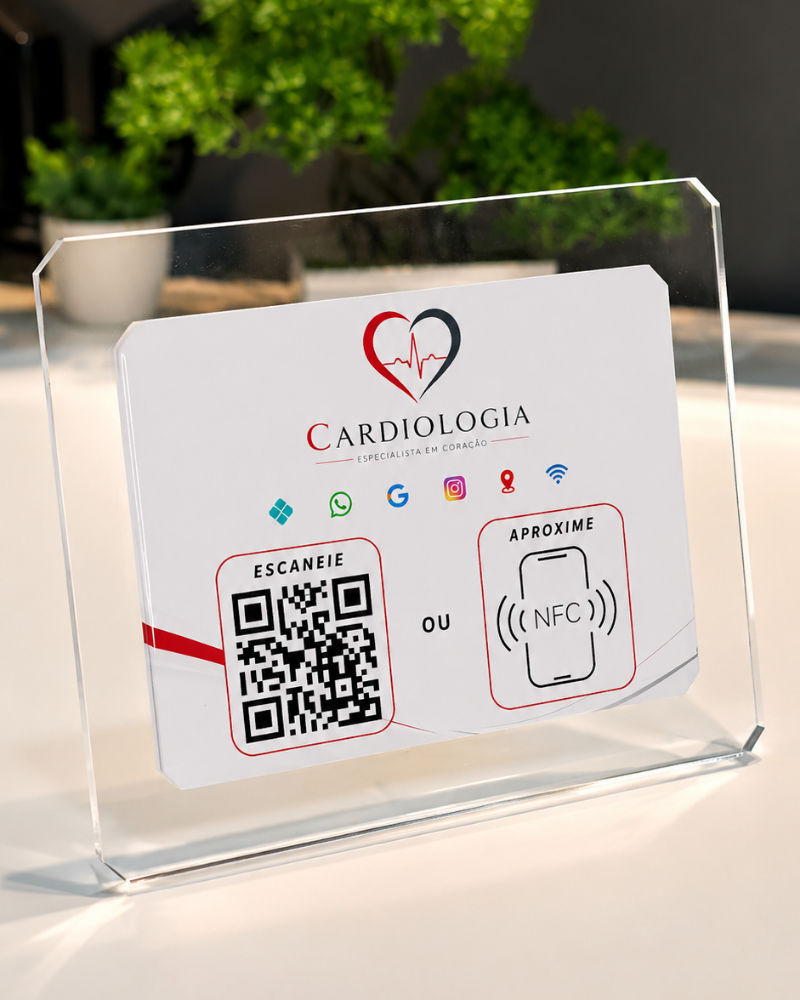 Display Premium em acrílico com cartão NFC personalizado de clínica de cardiologia