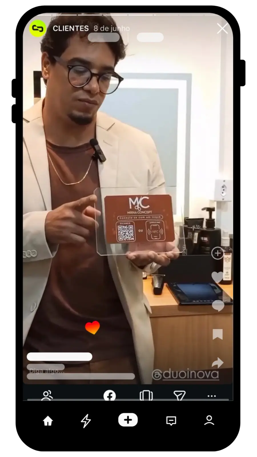 Display NFC em acrílico personalizado do salão Mirna Concept com QR Code