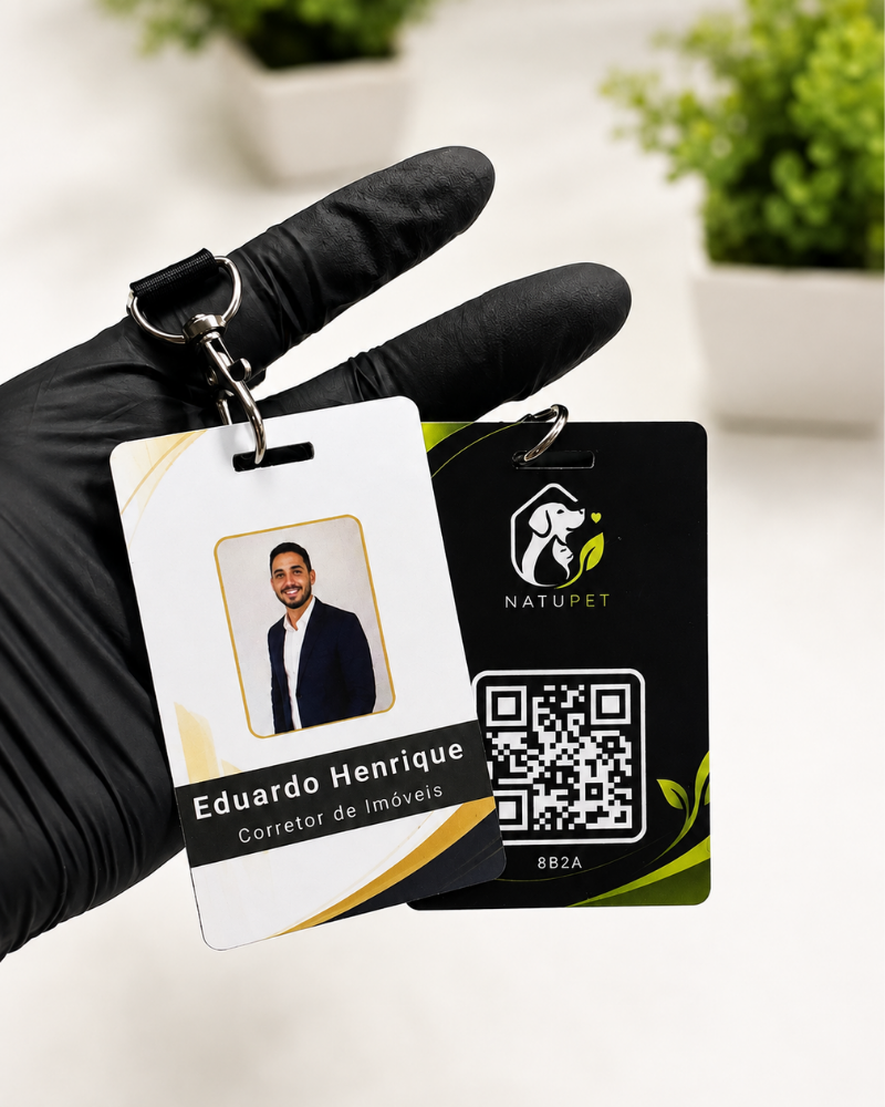 Crachás NFC personalizados com foto, nome do colaborador e QR Code da empresa
