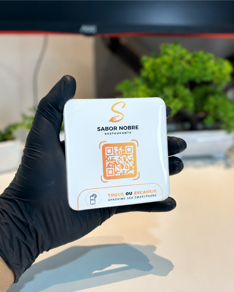 Duo Display Mini quadrado com QR Code personalizado de restaurante segurado na mão