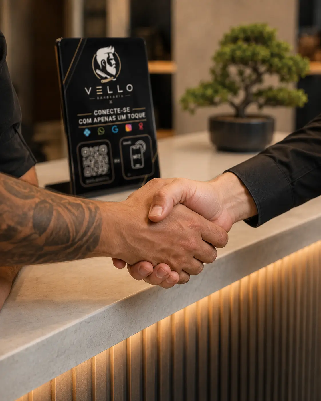 Cliente conectado: aperto de mãos no balcão com display NFC Duo Inova ao fundo