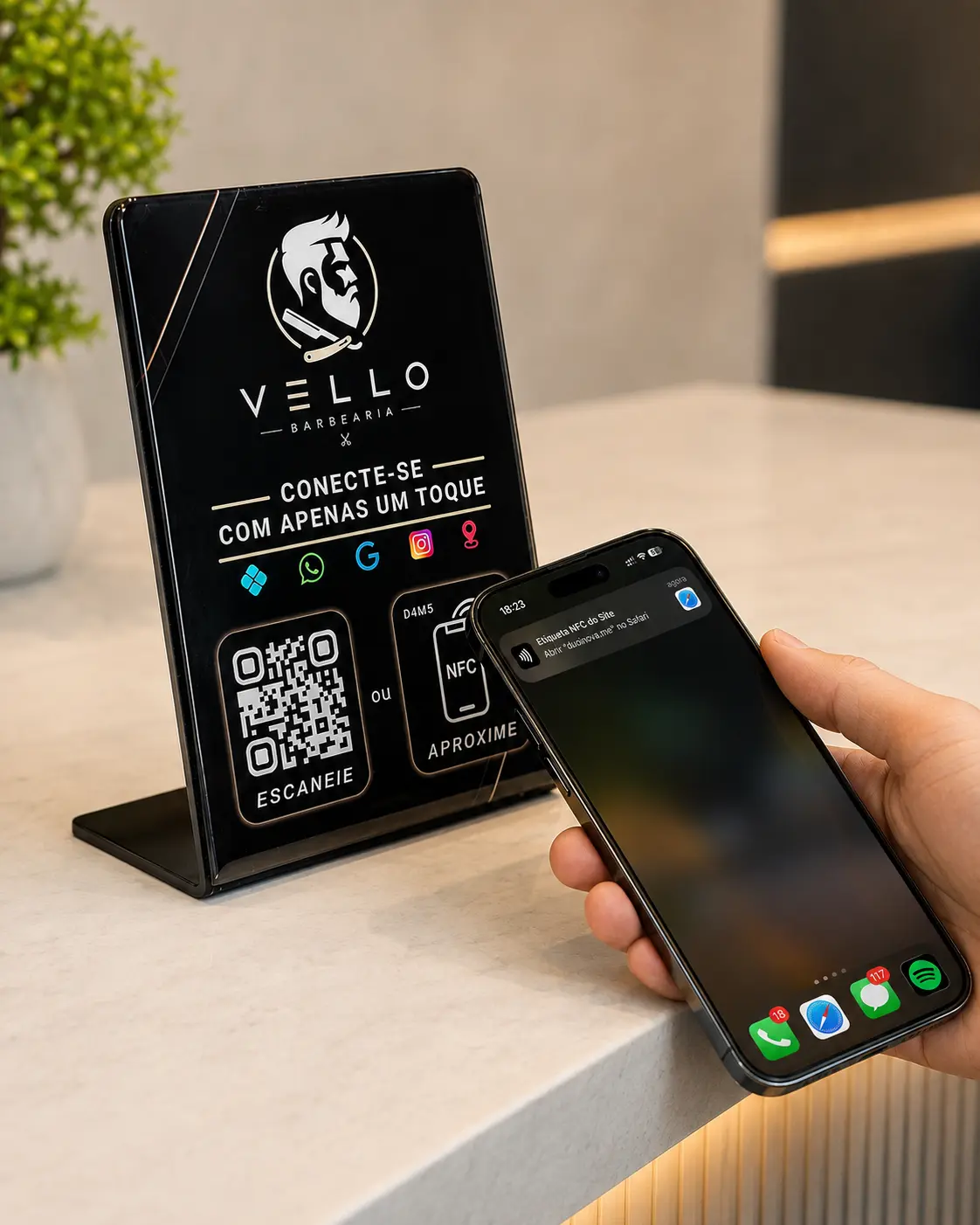 Duo Inova sistema de aproximação: celular recebendo notificação da etiqueta NFC do display da barbearia