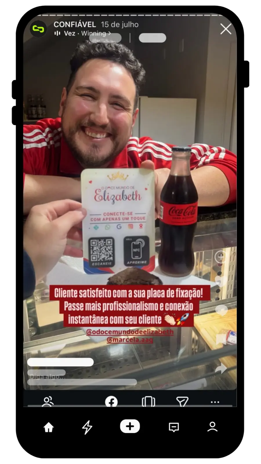 Placa NFC personalizada da confeitaria O Doce Mundo de Elizabeth com QR Code e área de aproximação